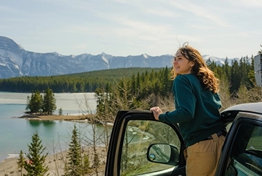 Travel car: the practical guide to avoid ruining your trip before it even starts.