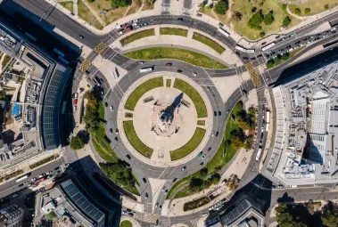The ultimate guide to safe driving in roundabouts in Portugal