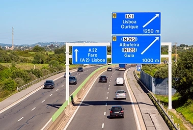 Traffic signs in Portugal: what confuses drivers, what they forget and what it costs