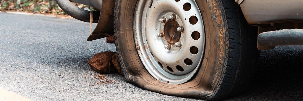How to change a tire? Discover 5 tips to do it safely.