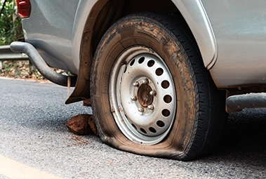 How to change a tire? Discover 5 tips to do it safely.