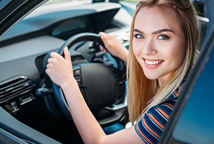 Qual é a idade mínima para alugar carros?