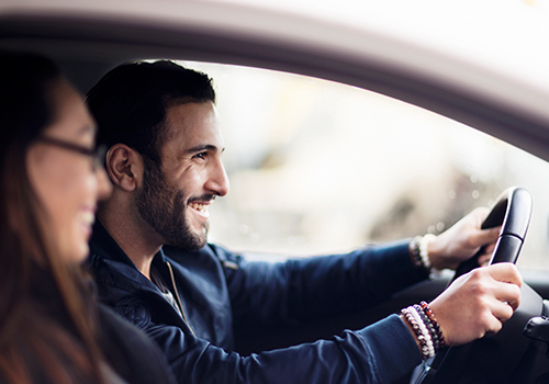 Casal tranquilo no carro com Toll Service