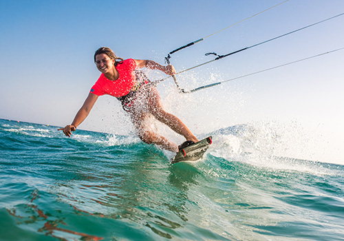 mulher a fazer kite surf em Espanha