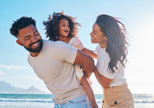 família a passear na praia