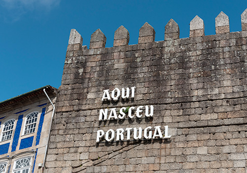 Guimaraes castle: aqui nasceu Portugal motto