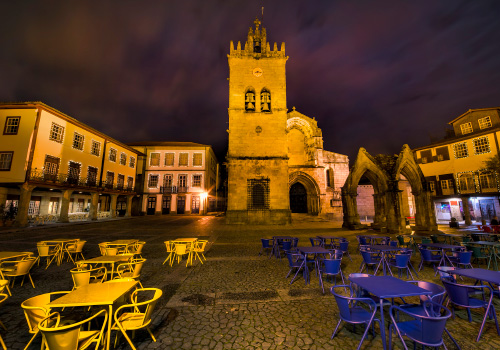 imagem noturna igreja da Nossa Senhora da Oliveira