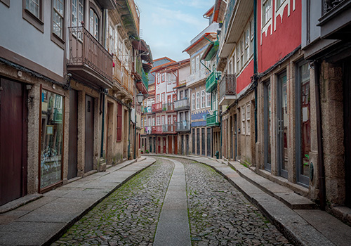 rua antiga de guimarães vista à noite