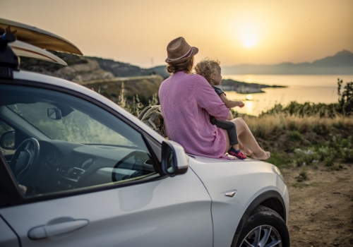 mãe e filho em viagem