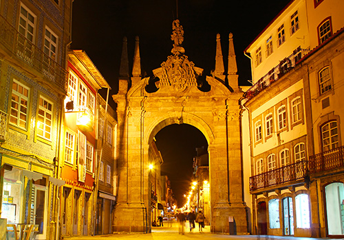 Arco da Porta Nova de noite, em Braga
