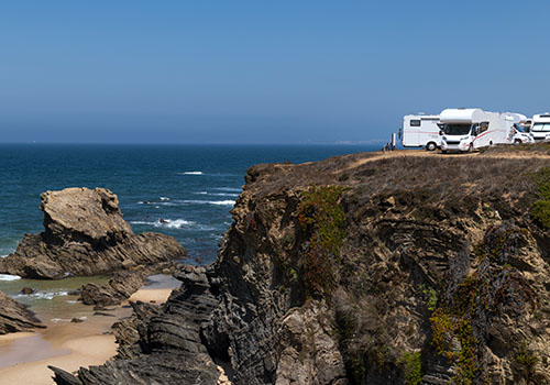 Campistas na falésia aldeia de Porto Covo