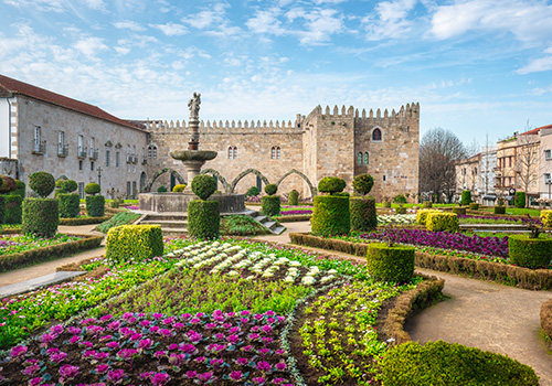 Jardim de Santa Bárbara com flores coloridas, em Braga