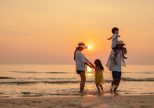 família na praia durante o verão