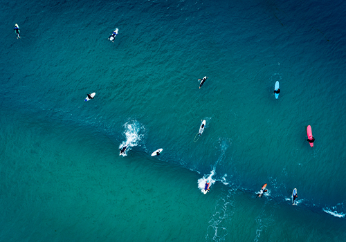 Grupo de surfistas na Praia do Baleal em Peniche