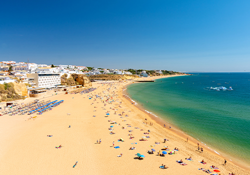 Vista sobre uma praia em Albufeira, no Algarve