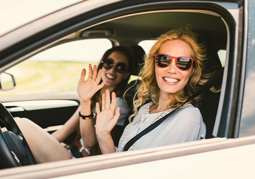 duas amigas numa viagem de carro