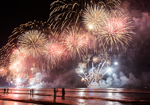 passagem de ano na praia, fogo de artifício