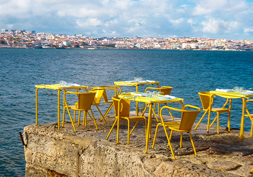 mesas de restaurante à beira-rio