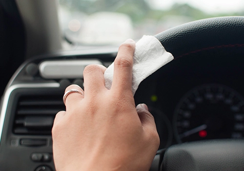 Uma mão com um papel proteger do volante quente