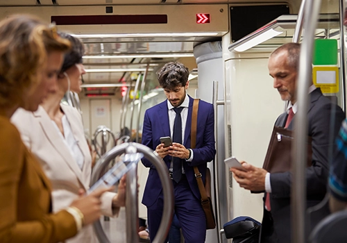 Profissionais no metro em deslocação para o trabalho.