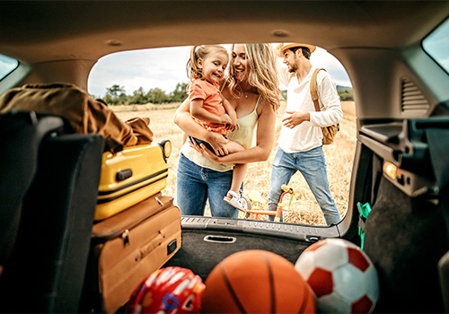 família a preparar-se para viajar