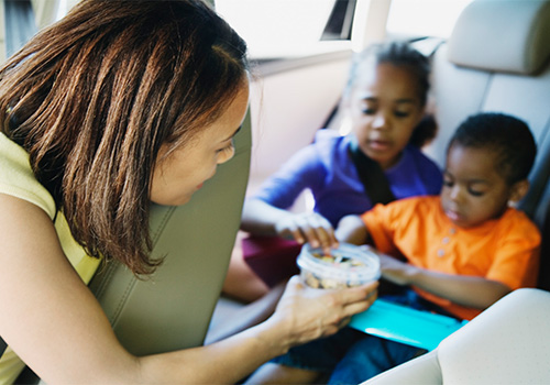 mãe e filhos no carro