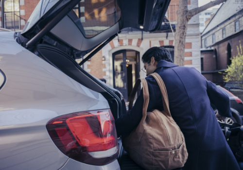 Homem utiliza a bagageira do carro de empresa para uso pessoal.
