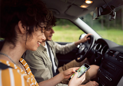 jovem casal a viajar de carro