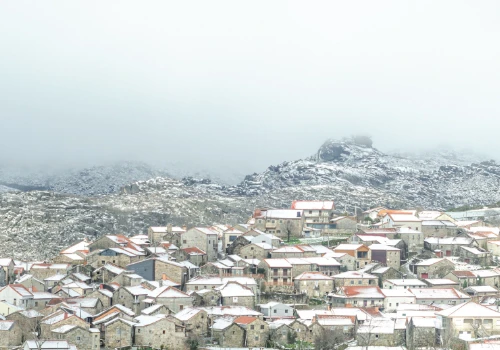Aldeia de montanha coberta de neve no Parque Nacional da Peneda-Gerês.