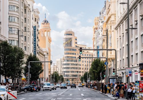 Trânsito na Gran Vía, em Madrid, Espanha