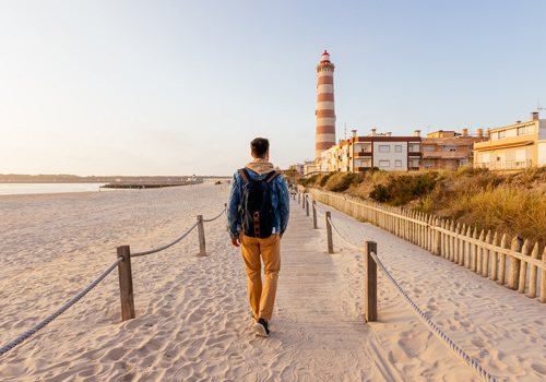 Homem a passear na Praia da Barra, em Aveiro.