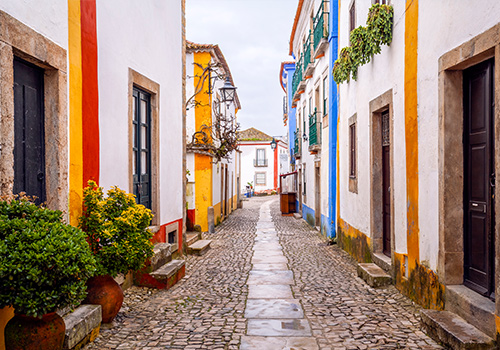 Ruas coloridas do centro histórico de Óbidos.