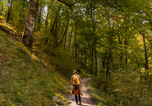 mulher a fazer um trail em França