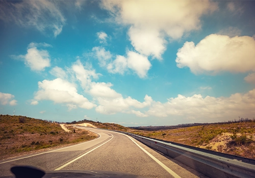 Carro a circular por uma estrada de montanha em Portugal.