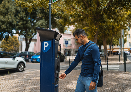 Homem a utilizar parquímetro de estacionamento