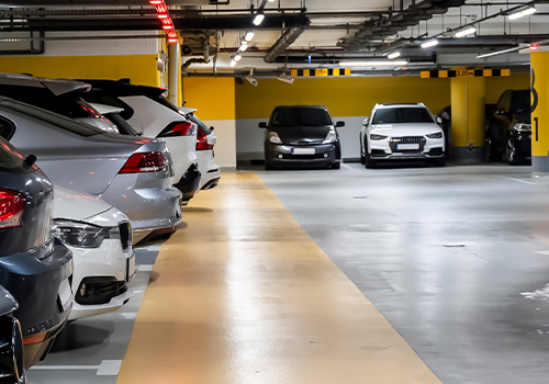 carros estacionados num parque subterrâneo