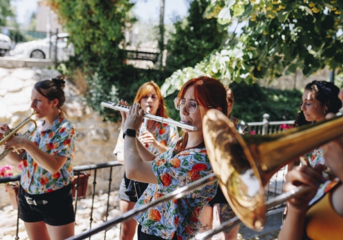 women rehearsing in the street with wind instruments