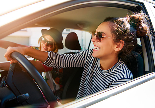 duas mulheres a fazerem uma viagem de carro