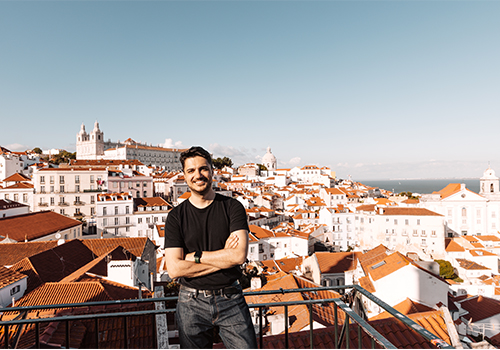 homem num dos cenários dos filmes gravados em Lisboa.