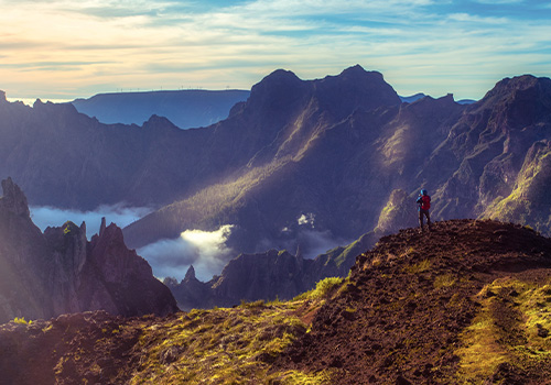 homem a tirar foto na Madeira