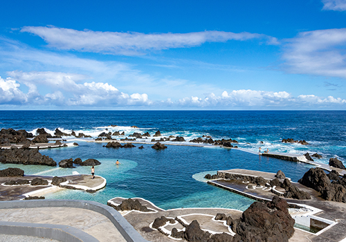 piscina natural com vista para a costa marítima e rochedos