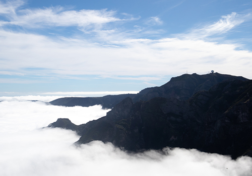 Vista sobre as nuvens no pico do arieiro