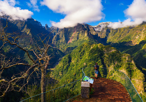 turista num miradouro com vista para o Ribeiro Frio