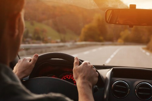 um condutor com as mãos no volante