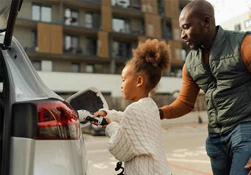 Mobilidade elétrica: filha a carregar o carro com o pai