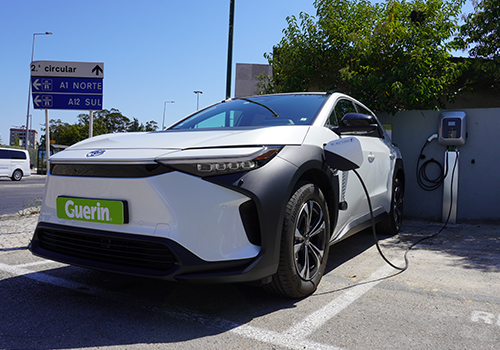 carro elétrico a ser carregado