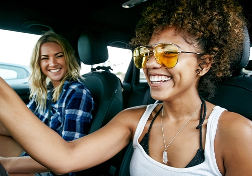 Amigas animadas numa road trip perto de Lisboa