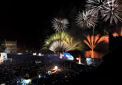 Fogo de artifício na passagem de ano em Portugal em Lisboa