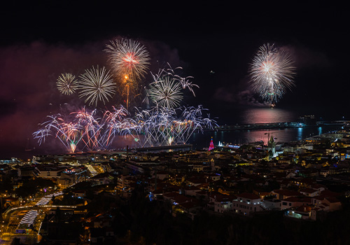 Fogo de artifício na passagem de ano em Portugal na Madeira Funchal