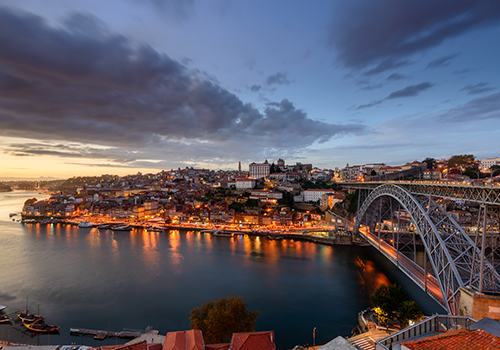 Festa da passagem de ano em Portugal na ribeira Porto